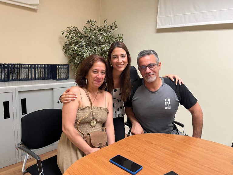 Familia de clientes de FIKA Finance celebrando la firma de su hipoteca