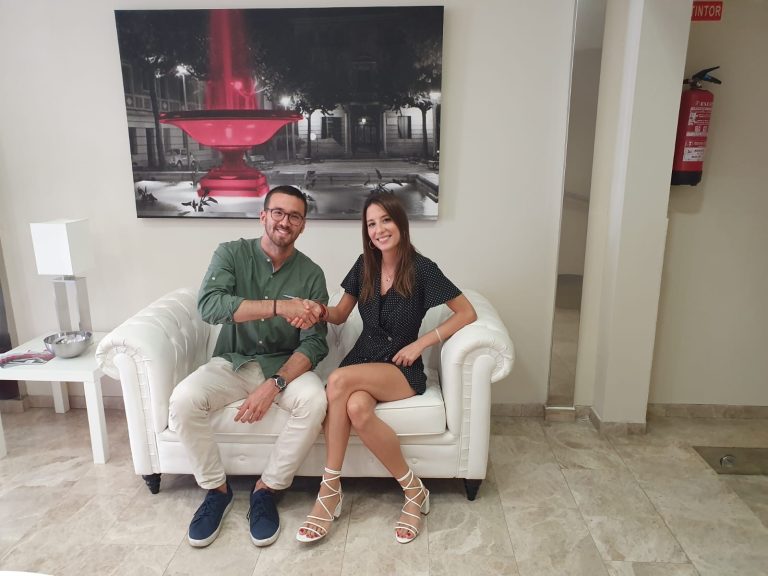 Pareja de clientes de FIKA Finance en la notaría tras firmar su hipoteca