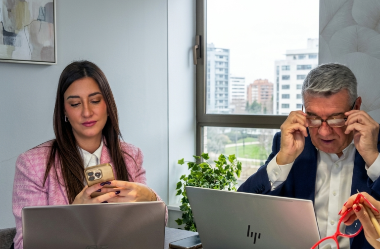 Asesores revisando una operación hipotecaria en la oficina